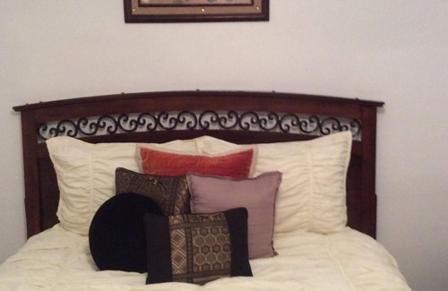 Cleveland Heights Apartment | Trendy Stone Castle --12 min to CWRU/Cleveland Clinic