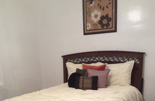 Cleveland Heights Apartment | Trendy Stone Castle --12 min to CWRU/Cleveland Clinic