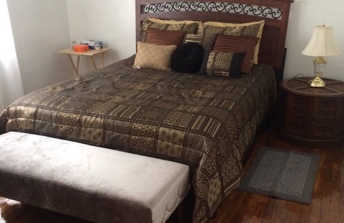 Cleveland Heights Apartment | Trendy Stone Castle --12 min to CWRU/Cleveland Clinic