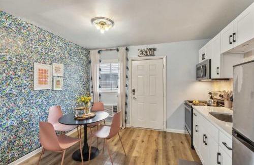 Melrose House | Trendy Studio for 4 with Community Pool