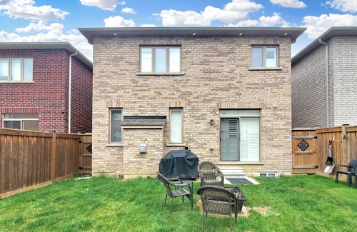 Brampton House | Trendy Urban Refuge ~ Cozy & Relaxing ~ Brampton