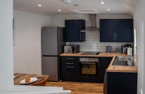 Newport Apartment | Trendy Urban Suite 140mtrs to Train Station