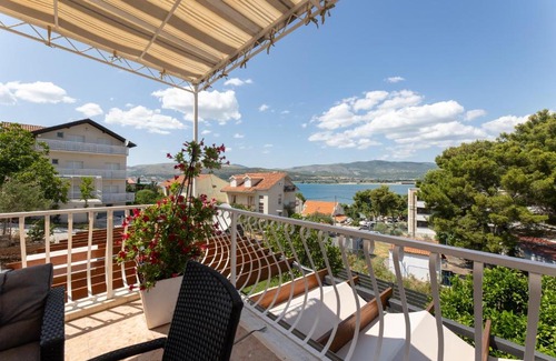 Municipality of Trogir Apartment | Treno, Luxurious Apartment with Jacuzzi and Sea-View