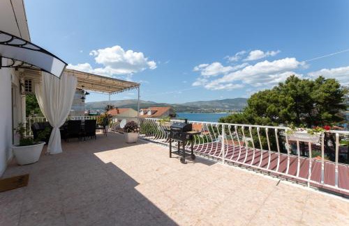 Municipality of Trogir Apartment | Treno, Luxurious Apartment with Jacuzzi and Sea-View