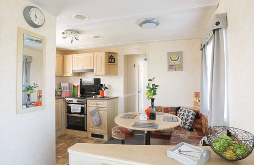 Caergeiliog Cottage | TREWAN CHALET, pet friendly, with a garden in Rhosneigr