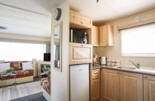 Caergeiliog Cottage | TREWAN CHALET, pet friendly, with a garden in Rhosneigr