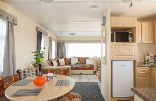 Caergeiliog Cottage | TREWAN CHALET, pet friendly, with a garden in Rhosneigr