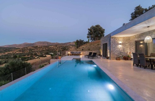 Sivas Villa | Triades Villas 2, Traumhafte Natursteinvilla mit Salzwasserpool, Ruhige Umgebung
