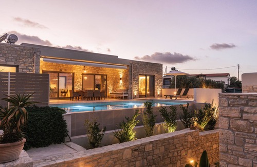 Sivas Villa | Triades Villas 3, Traumhafte Natursteinvilla mit Salzwasserpool, Ruhige Umgebung