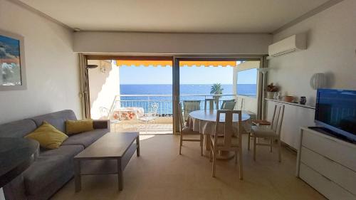 La Croix des Gardes Apartment | Trident A