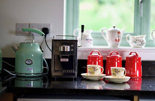 Tring Cottage | Tring Grange Cottage, Sleeps 2 with Onsite Parking