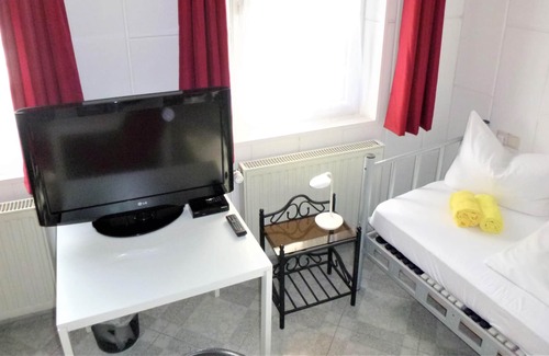 Mitte Apartment | Triple room-Basic-Shared Bathroom-Zi 1-4-5-6-9