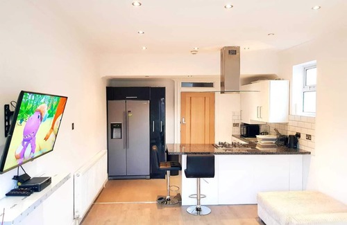 Ponders End Bed & Breakfast | Triple room-Deluxe-Shared Bathroom-Street View-DELUXE TRIPLE