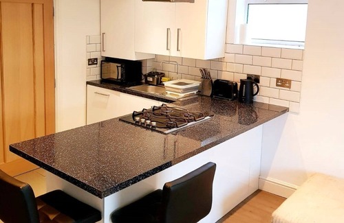 Ponders End Bed & Breakfast | Triple room-Deluxe-Shared Bathroom-Street View-DELUXE TRIPLE