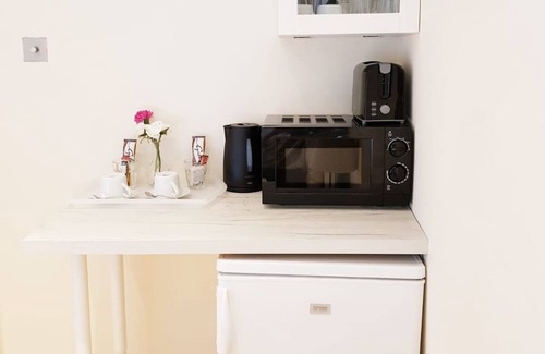 Ponders End Bed & Breakfast | Triple room-Deluxe-Shared Bathroom-Street View-DELUXE TRIPLE