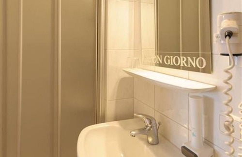 Innsbruck Hotel | Triple room with shower, WC - Hotel Tautermann