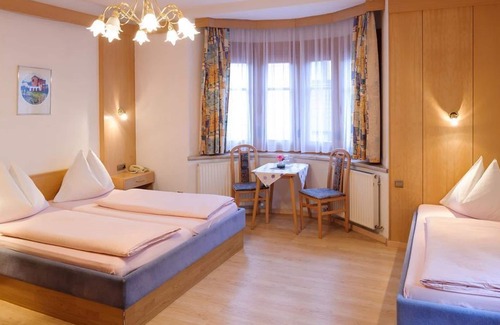 Innsbruck Hotel | Triple room with shower, WC - Hotel Tautermann