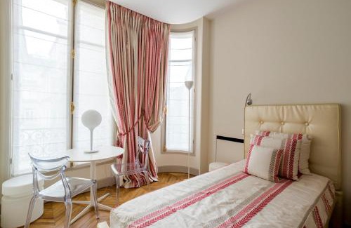 Chaillot Apartment | Trocadéro, Eiffel Tower, Luxury Apartment for 8p