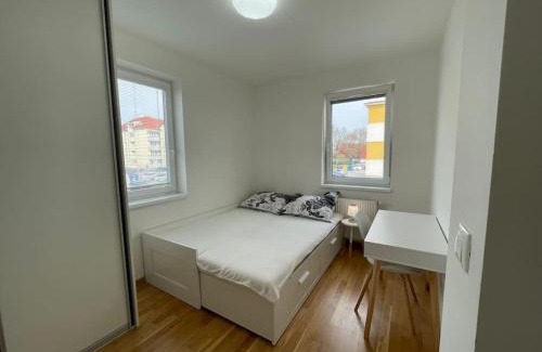 Samorin Apartment | Trojizbový byt vzdialený 800 m od X bionic Shere s dvoma kúpeľňami