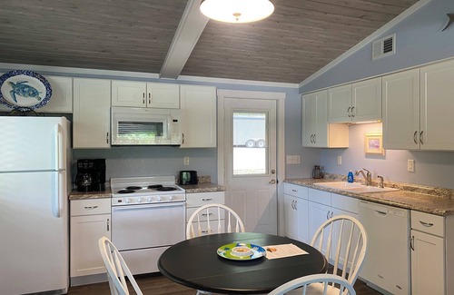 Lake Ozark Condo | TROPICAL 2 BEDROOM CONDO CLOSE TO EVERYTHING! MARIJUANA FREE ENTIRE COMPLEX!