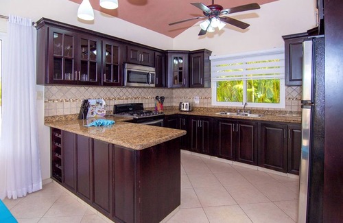 La Mulata Villa | Tropical 6 bedroom villa with private pool and bbq area