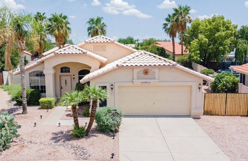 Crystal Creek House | ☀️🌵Tropical Desert Oasis. HEATED Pool & Spa no charge. Private, large yard 🌴🏜
