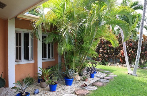 Nassau Apartment | Tropical Haven Retreat Full service Queen villa
