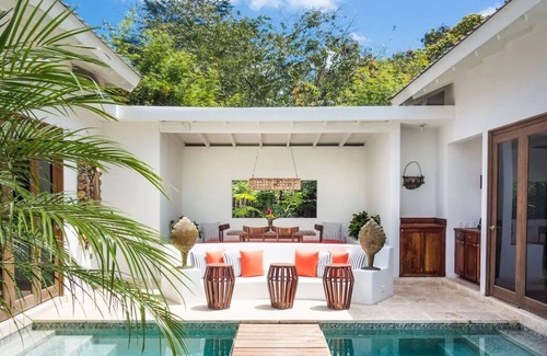 San Ignacio House | Tropical Hideaway! Pool, Spa, Free Parking, Near Belize Botanical Gardens