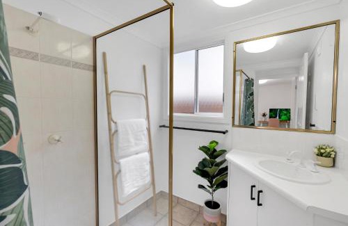 Aeroglen Apartment | 'Tropical Refuge' Classic Queenslander Paradise