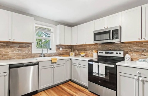 South Riverside House | Tropical San Marco Hideaway! Charming & Cozy colonial home with modern amenities