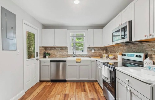 South Riverside House | Tropical San Marco Hideaway! Charming & Cozy colonial home with modern amenities