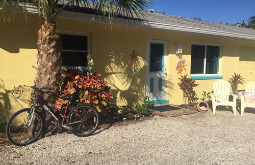 Sanibel House | Tropical Sanibel cottage, walk to beach, pet friendly! New 2026 availability!
