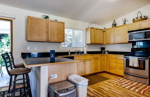 Volcano House | Tropical snowbird escape by world’s tallest volcano - lanai, yard & washer/dryer
