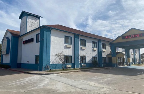 Northwest Dallas Hotel | Tropicana Inn and Suites