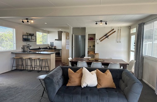 Turangi House | Trout Retreat - Mountain, lake and river