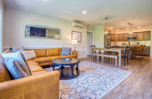 North Conway Condo | True Upscale Ski In & Out Condo with Pool & Hot Tub