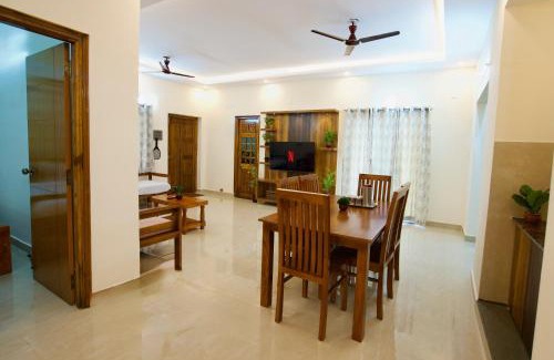 Tirupati Apartment | TrueLife Presidential Suites - 3BHK Luxurious AC Apartments - Modular Kitchen, RO water system, Microwave - Super fast WiFi, 55 Smart TV, 250 Airtel Channels - 3 bathrooms - Parking - Nearby PS4, A2B pure veg restaurants - Top service with lots of love