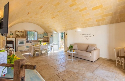 San Vito dei Normanni Villa | Trullo with baby pool. NEAR THE SEA - PRIVACY - Fenced Garden - Yes pets - Wifi