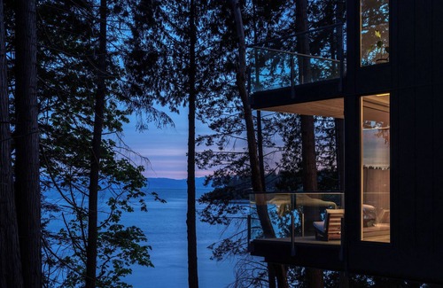 West Sechelt Apartment | Tsuga Beach Inn - Waterfront Retreat - NEW - Kinnikinnick Suite