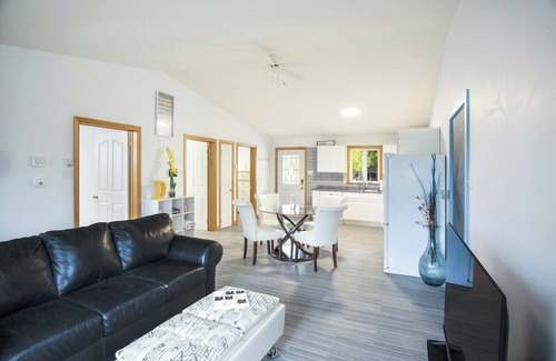 Clifton Royal House | Tucked Away, Walk to Beach, Pet Friendly, Relax