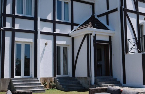 Nuwara Eliya Villa | Tudor Barn - Little England Cottages