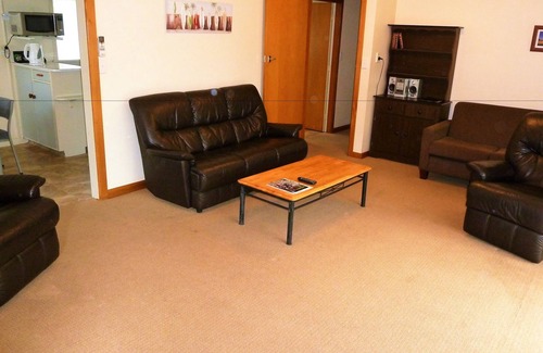 Tahunanui Hotel | Tudor Lodge Motel