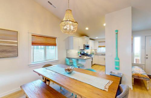 Lincoln City House | Turquoise Dreams