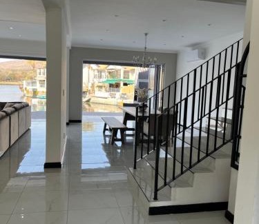 Hartbeespoort Villa | Twenty One Southwinds
