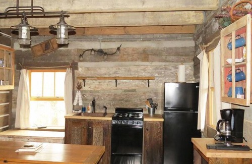 Hardin County Cabin | Twin Oaks Antique Cabin by Garden of the Gods in the Shawnee National Forest