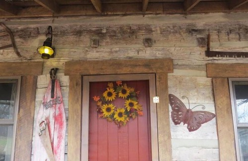 Hardin County Cabin | Twin Oaks Antique Cabin by Garden of the Gods in the Shawnee National Forest