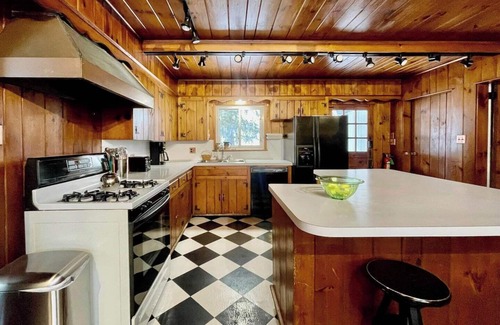 White Mills House | Twin Oaks Near Lake Wallenpaupack | Historic Home