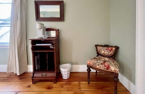 White Mills House | Twin Oaks Near Lake Wallenpaupack | Historic Home