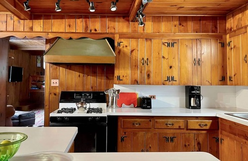 White Mills House | Twin Oaks Near Lake Wallenpaupack | Historic Home