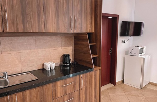 Labone Hotel | Twin room in Osu, Wi-Fi/DSTV